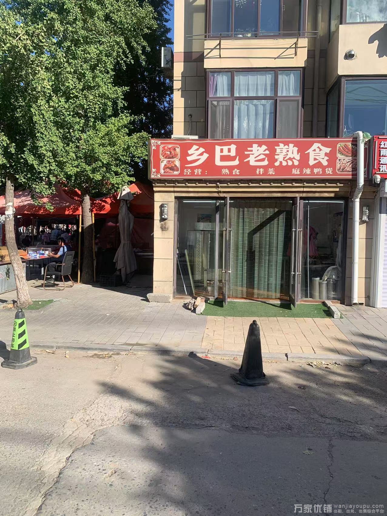 金州站前营业中旺铺小吃店转让，位置好可外摆